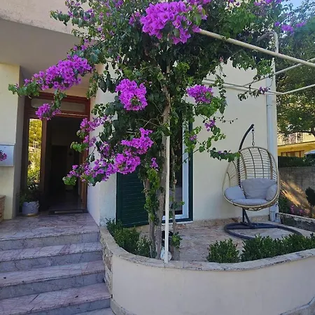 Krvavica Apartments *